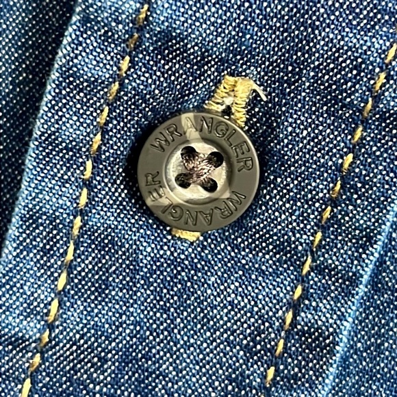 Wrangler Rose Patched Vintage Denim Western Button Down Long Sleeve Shirt Size L - Picture 5 of 7